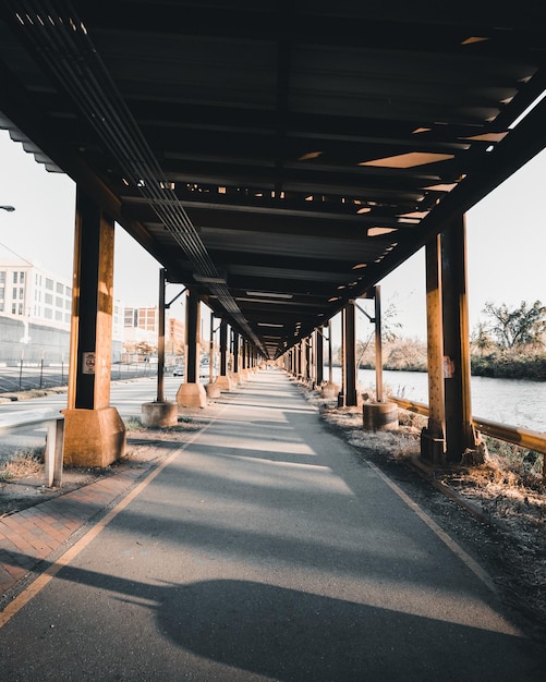 Foto estrada vazia ao longo da ponte