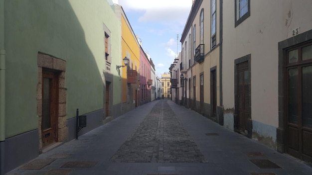 Estrada vazia ao longo de estruturas construídas