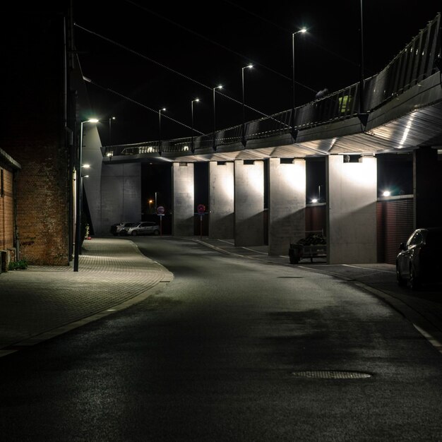 Foto estrada vazia ao longo de luzes de rua iluminadas à noite