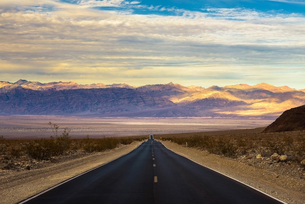 Estrada vazia atravessando o Vale da Morte