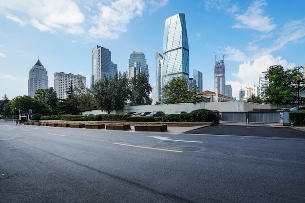 Estrada vazia com arquitetura da cidade e skyline de qingdao, China.