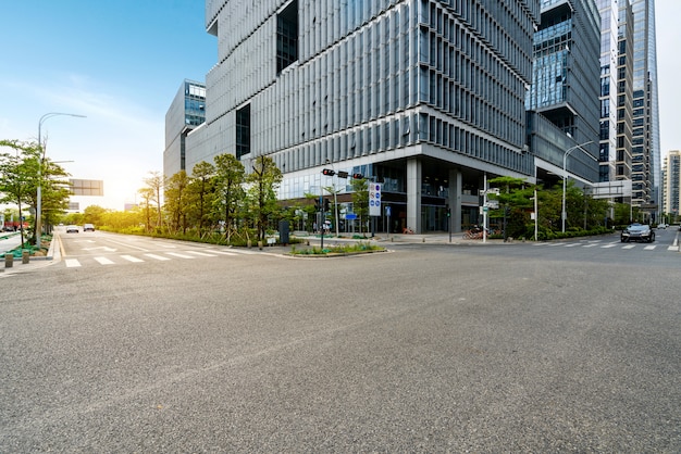 Foto estrada vazia com arquitetura da cidade e skyline de shenzhen, china.