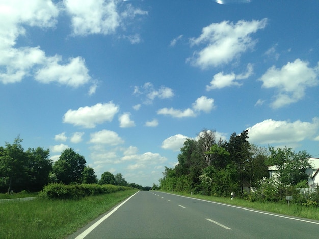 Estrada vazia com árvores ao fundo