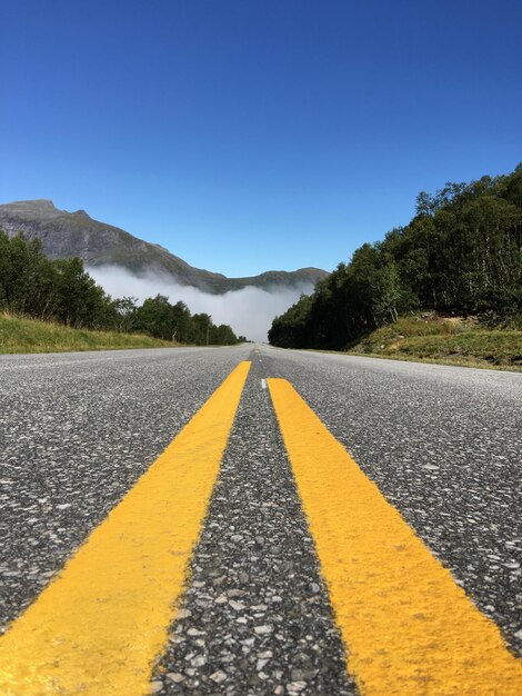 Estrada vazia contra céu limpo