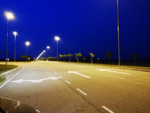 Foto estrada vazia contra o céu à noite