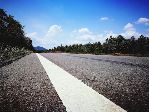 Foto estrada vazia contra o céu azul