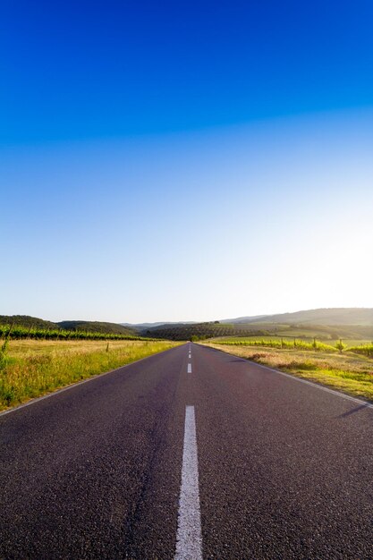 Estrada vazia contra o céu azul