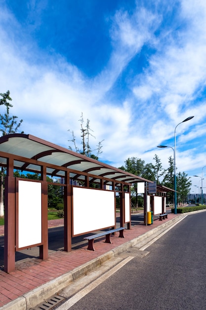 Foto estrada vazia contra o céu azul