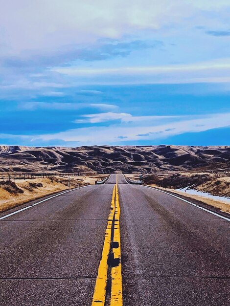 Estrada vazia contra o céu nublado