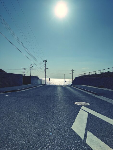 Foto estrada vazia contra o céu