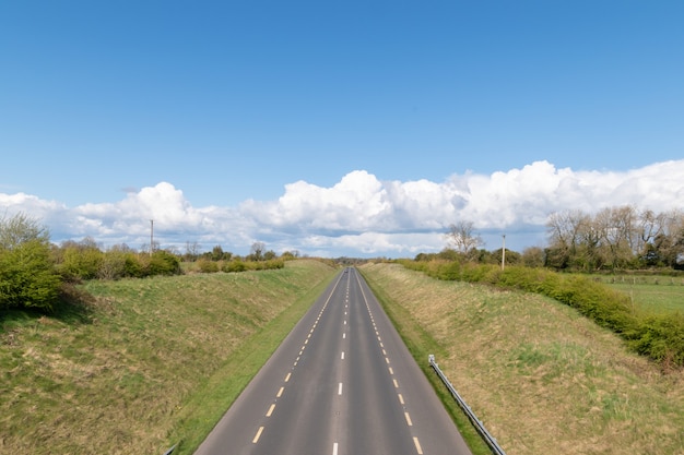 Estrada vazia em campos e céu nublado