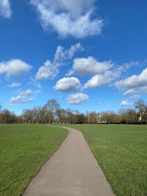 Foto estrada vazia no meio do campo contra o céu