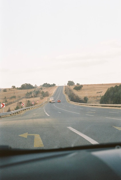 Foto estrada vista através do pára-brisas de um carro