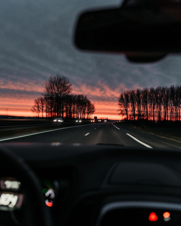 Foto estrada vista através do pára-brisas de um carro