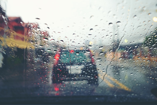 Foto estrada, vista, através, janela carro, com, chuva, gotas