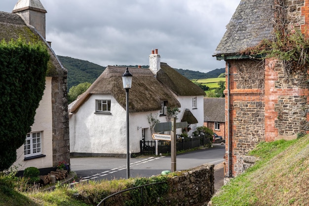 Estradas cruzadas no centro da bonita vila de Devon, Dunsford Devon