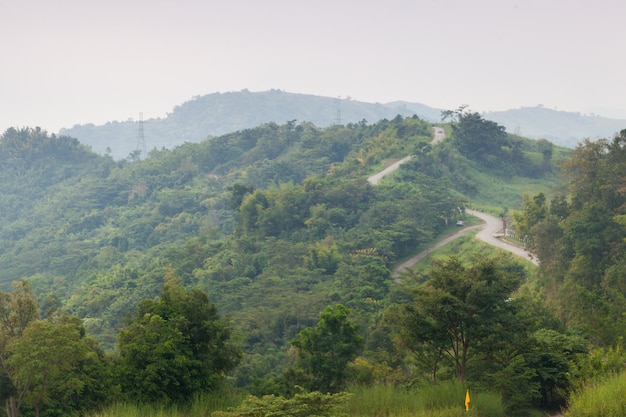 Estradas curvas na montanha