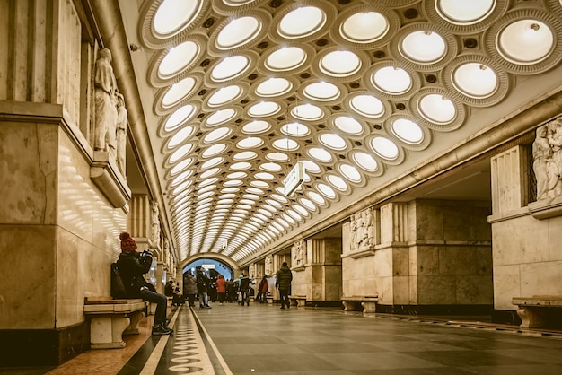 Estradas de ferro subterrâneas do metro do estação de caminhos-de-ferro, tubo, Moscou, Rússia.