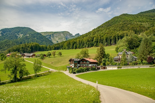 estradas e casas em prados de montanha alp