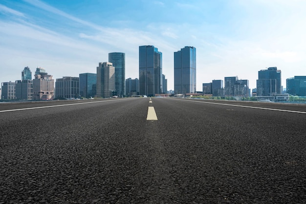 Estradas e paisagem arquitetônica de cidades chinesas modernas