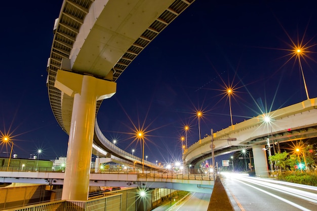 Estradas elevadas iluminadas contra o céu à noite