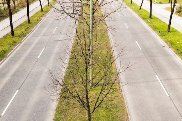 Foto estradas paralelas sem tráfego de carros