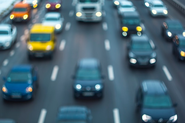 Estradas urbanas com tráfego. Um monte de carros. Defocus.