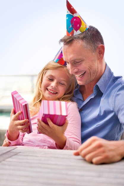 Estragando sua princesa Uma foto recortada de um homem feliz dando um presente para sua filha em seu aniversário