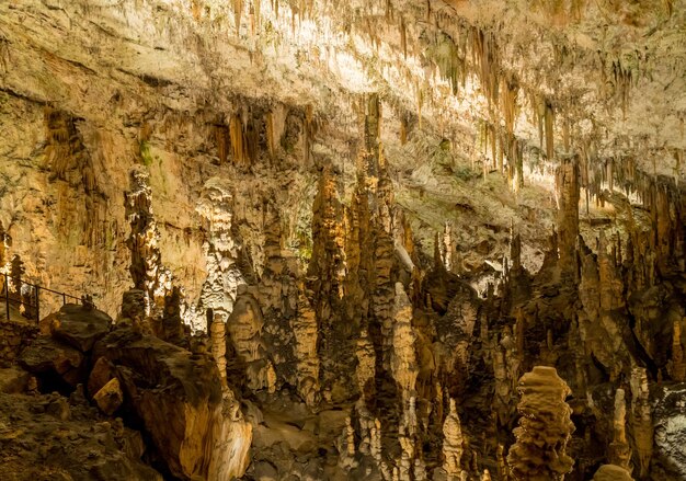 Estranhas formações rochosas subterrâneas no sistema de cavernas