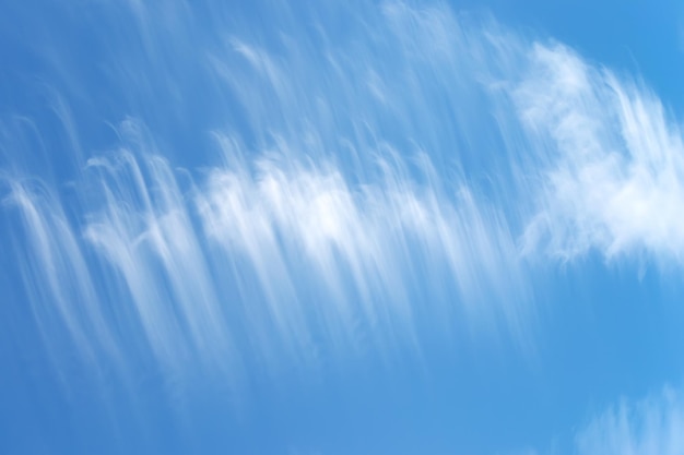 Foto estranhas nuvens brancas no céu