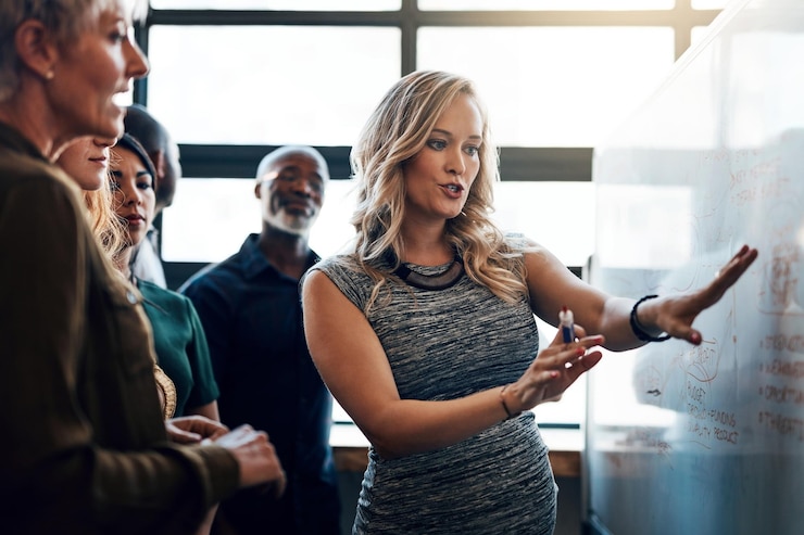 Foto estratégia de apresentação e reunião com mulher de negócios e quadro branco para treinamento de pesquisa ou gerenciamento de projetos crescimento de ideias e discussão para funcionários de startups no escritório para gráfico de brainstorming