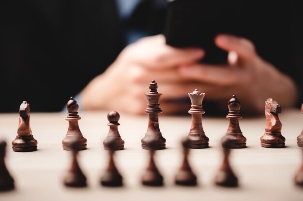 Estratégia de xadrez para liderança empresarial e equipe no conceito de sucesso, competição de líder do rei do jogo com desafio de poder de trabalho em equipe, peça de peão jogando a bordo, inteligência de vitória do tabuleiro de xadrez