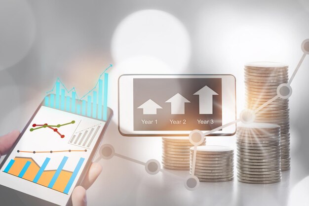 Estrategia de marketing digital Empresario que utiliza una tableta para analizar los datos de ventas y el gráfico de crecimiento económico en una pantalla holográfica Estrategia de negocio y datos digitales 57