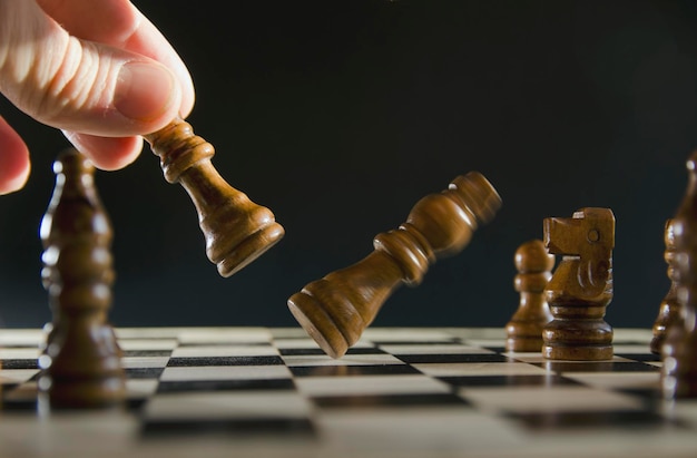 Estrategia de pieza de ajedrez en movimiento de mano masculina