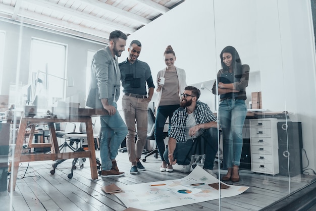 Estrategia de planificación. Reunión del equipo empresarial en la oficina.