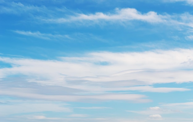 Estratos de nubes en el cielo azul