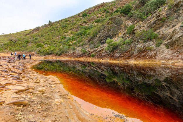 Estratos vívidos e terra rachada na rio tinto