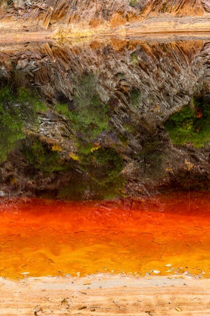 Estratos vívidos y tierra agrietada en Rio Tinto