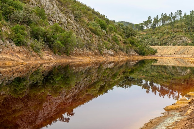 Estratos vívidos y tierra agrietada en Rio Tinto