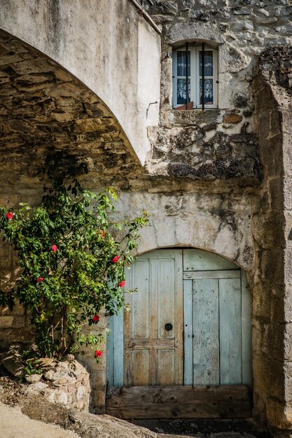 Foto la estrecha calle adoquinada del pueblo medieval de balazuc en el sur de francia (ardeche)