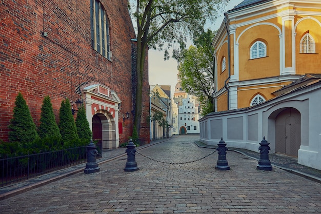 Estrecha calle medieval en la antigua riga, letonia.