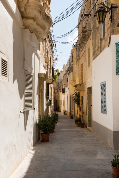 Estrecha calle medieval con casas de piedra en Mdina Malta