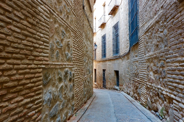 Estrecha calle medieval en el centro de Toledo España Acogedor ambiente místico en el casco antiguo de la ciudad