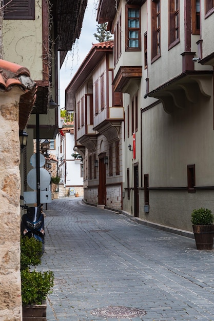 Estrecha calle peatonal con edificios bajos al estilo de la arquitectura europea