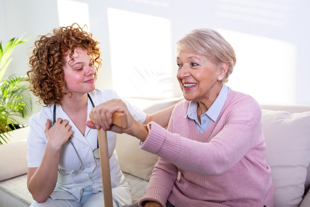 Estrecha relación positiva entre paciente senior y cuidador. Mujer senior feliz hablando con un cuidador amable.