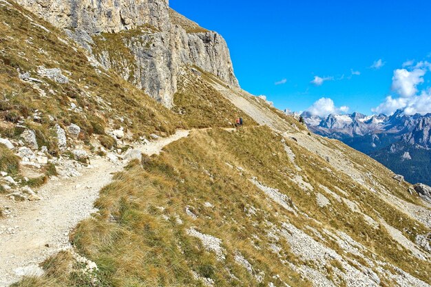 Una estrecha ruta de senderismo en la ladera de la montaña en los Alpes italianos