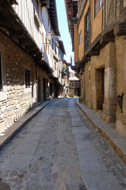 Estrechas calles empedradas de La Alberca, un pequeño pueblo de España.
