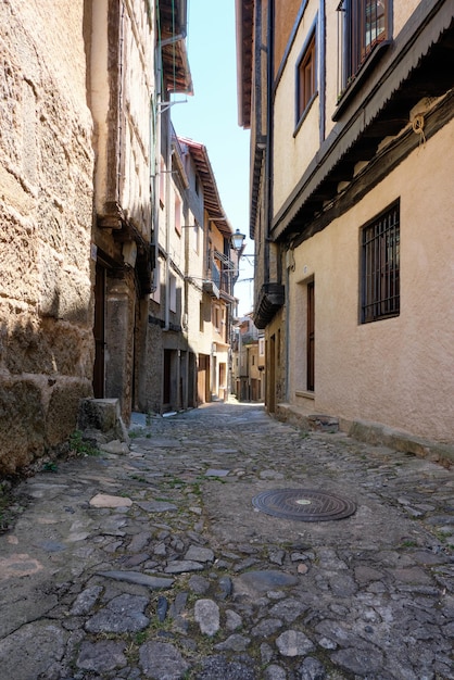 Estrechas calles empedradas de La Alberca, un pequeño pueblo de España.