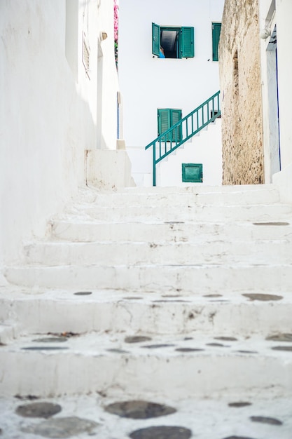 Foto las estrechas calles de la isla con balcones azules escaleras y flores en grecia