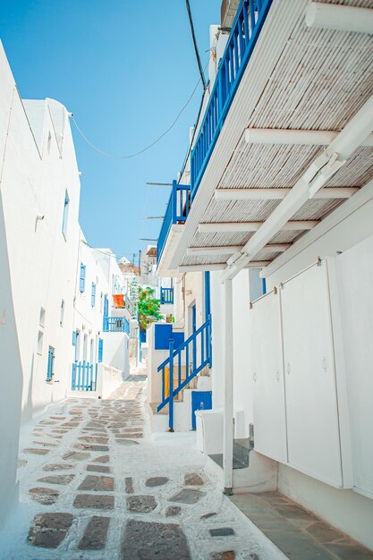 Las estrechas calles de la isla con balcones azules escaleras y flores